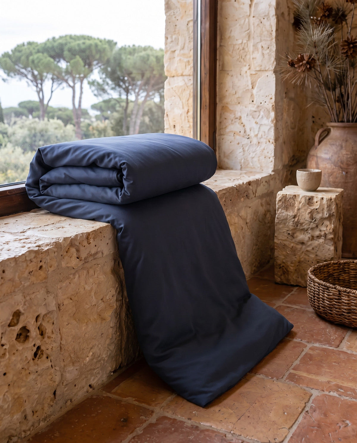 Copripiumino in viscosa di bambù piegato sul davanzale | Blu navy