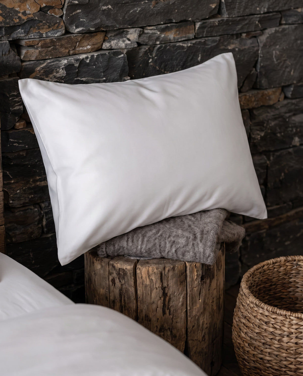 Federa in viscosa di bambù, cuscino appoggiato accanto al letto | Bianco