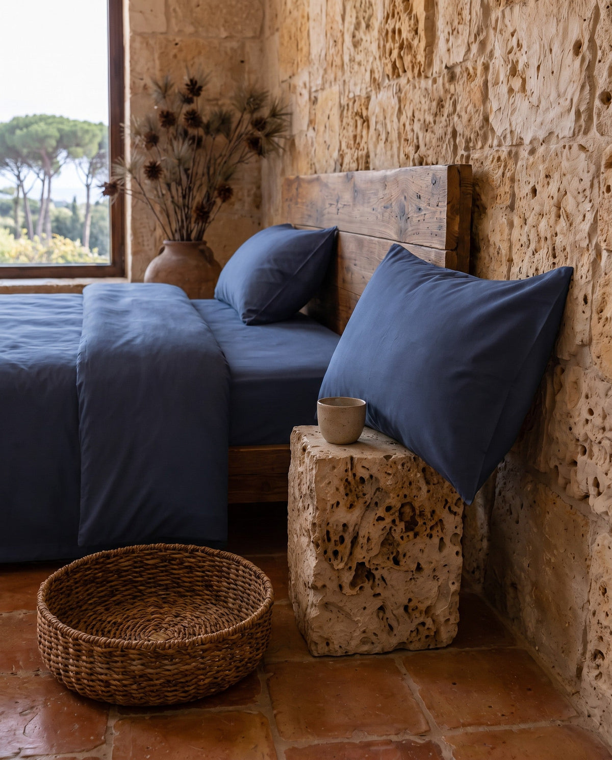Federa in viscosa di bambù, cuscino appoggiato accanto al letto | Blu navy