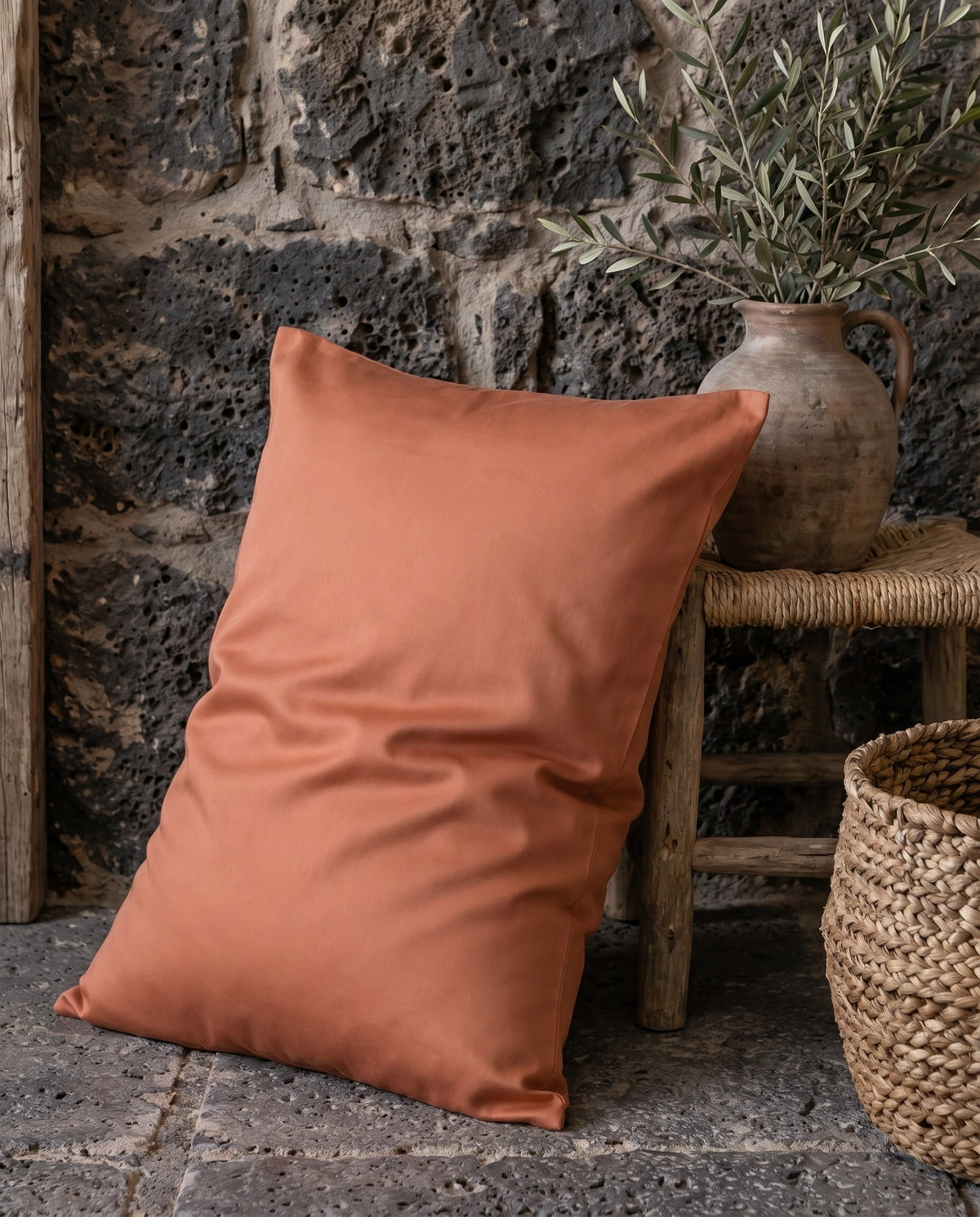 Federa in viscosa di bambù, cuscino appoggiato accanto al letto | Terracotta