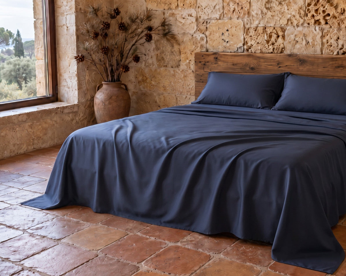 Lenzuolo piano in viscosa di bambù su letto matrimoniale | Blu navy