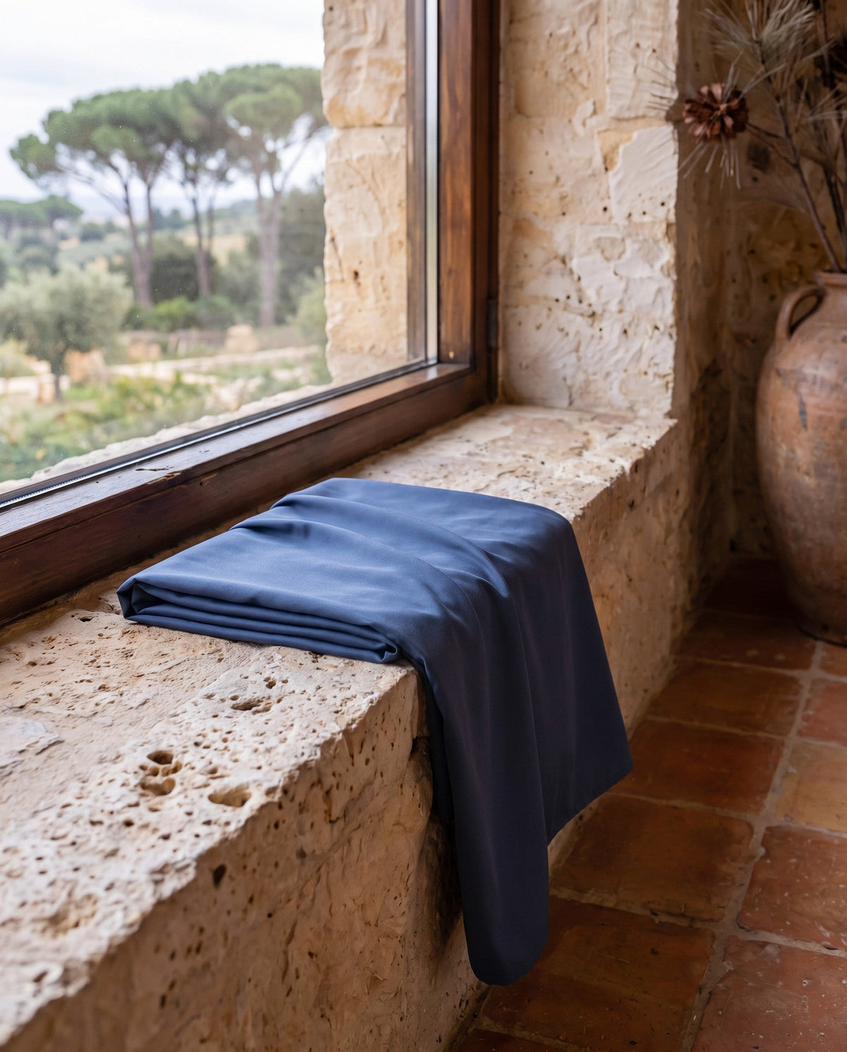 Lenzuolo piano in viscosa di bambù piegato sul davanzale | Blu navy