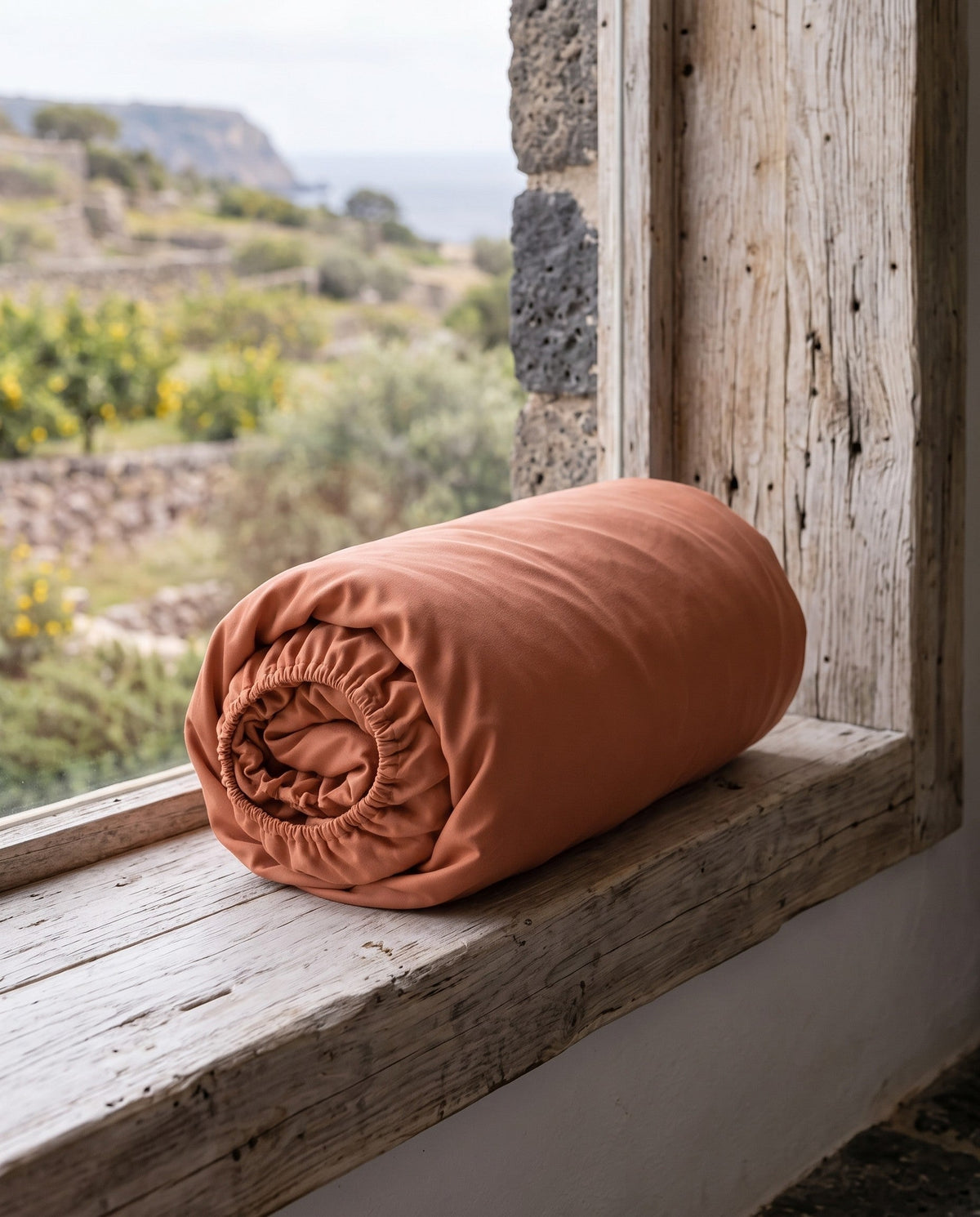 Lenzuolo con angoli in viscosa di bambù arrotolato sul davanzale | Terracotta